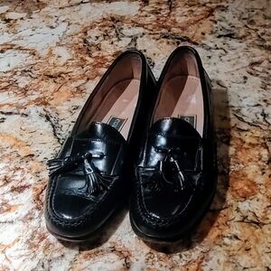 Mens Cole Haan Black leather tassle loafer SZ 9 B, good preowned condition.